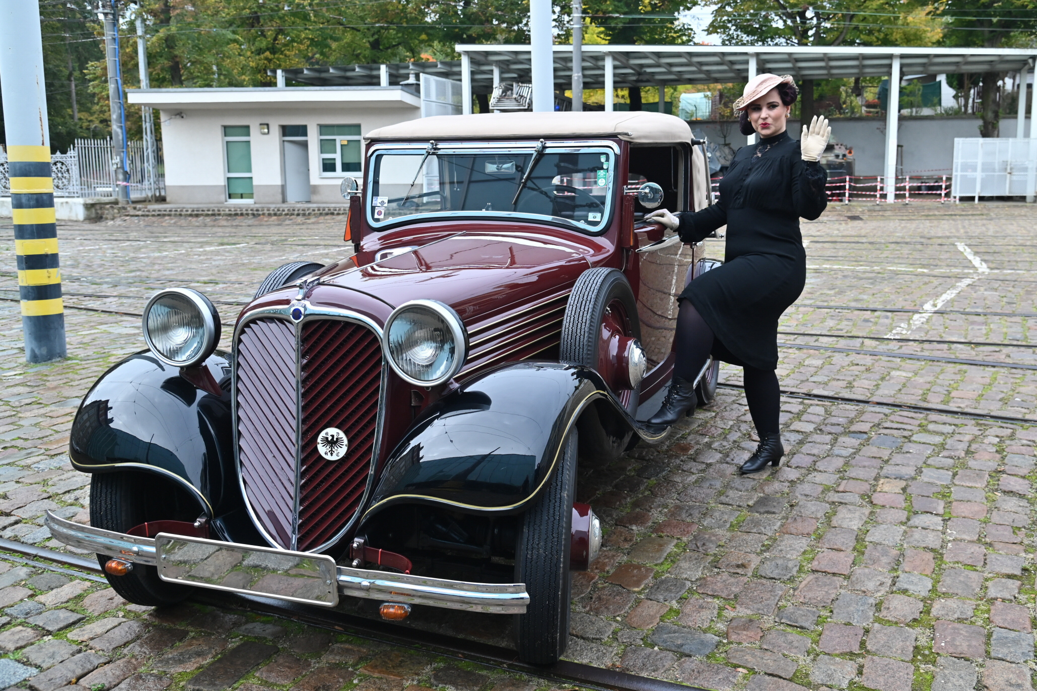 Prezentacja samochodu Stoewer R-150 z 1935 roku, nowego eksponatu w Muzeum Techniki i Komunikacji - Zajezdnia Sztuki w Szczecinie. Fot. PAP/M. Bielecki 