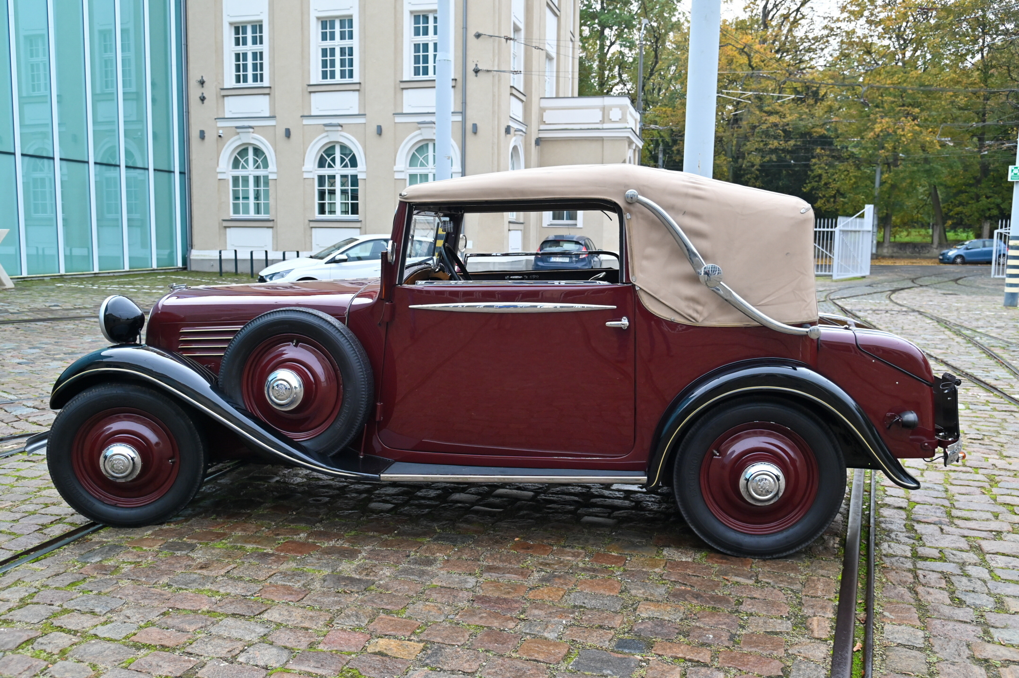 Prezentacja samochodu Stoewer R-150 z 1935 roku, nowego eksponatu w Muzeum Techniki i Komunikacji - Zajezdnia Sztuki w Szczecinie. Fot. PAP/M. Bielecki 