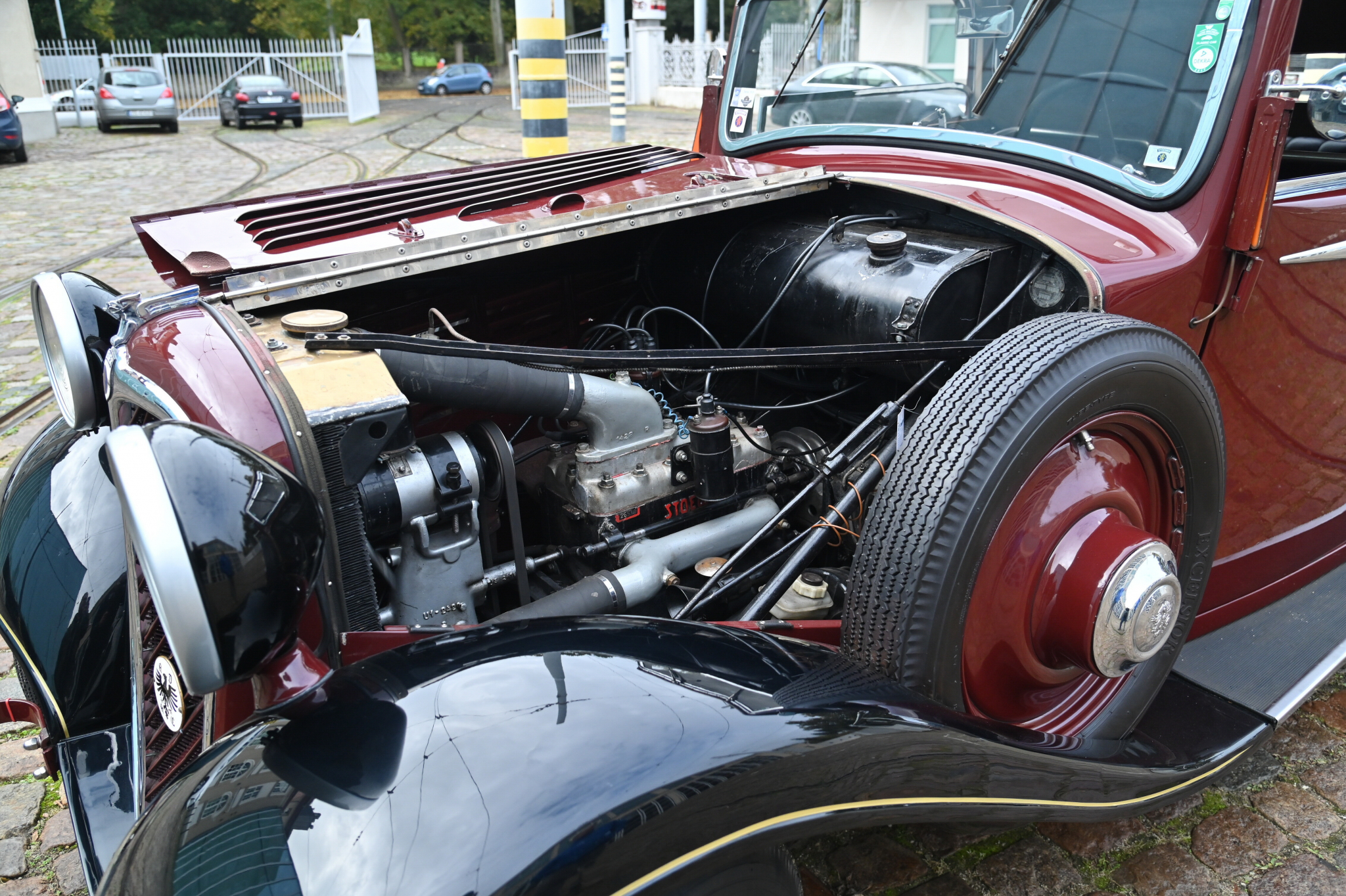 Prezentacja samochodu Stoewer R-150 z 1935 roku, nowego eksponatu w Muzeum Techniki i Komunikacji - Zajezdnia Sztuki w Szczecinie. Fot. PAP/M. Bielecki 