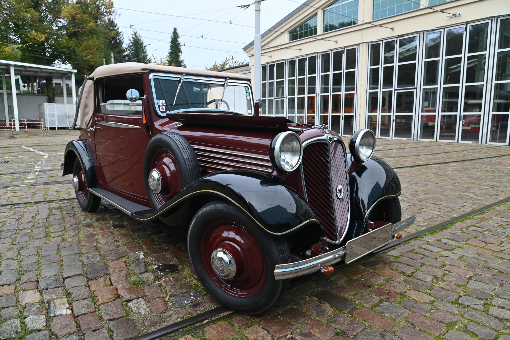 Prezentacja samochodu Stoewer R-150 z 1935 roku, nowego eksponatu w Muzeum Techniki i Komunikacji - Zajezdnia Sztuki w Szczecinie. Fot. PAP/M. Bielecki 