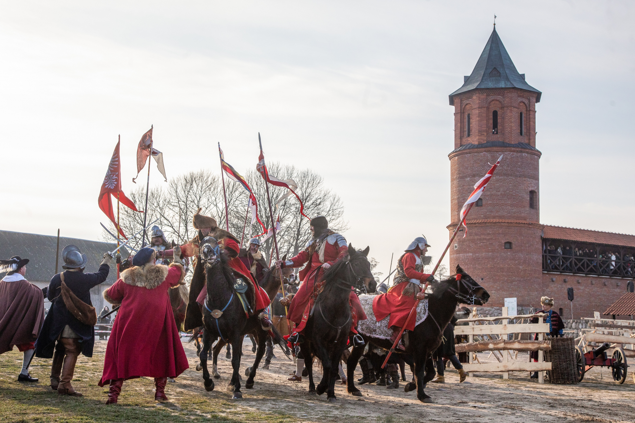 Inscenizacja szturmu zamku w Tykocinie w czasach Potopu szwedzkiego, fot. PAP/Marcin Onufryjuk