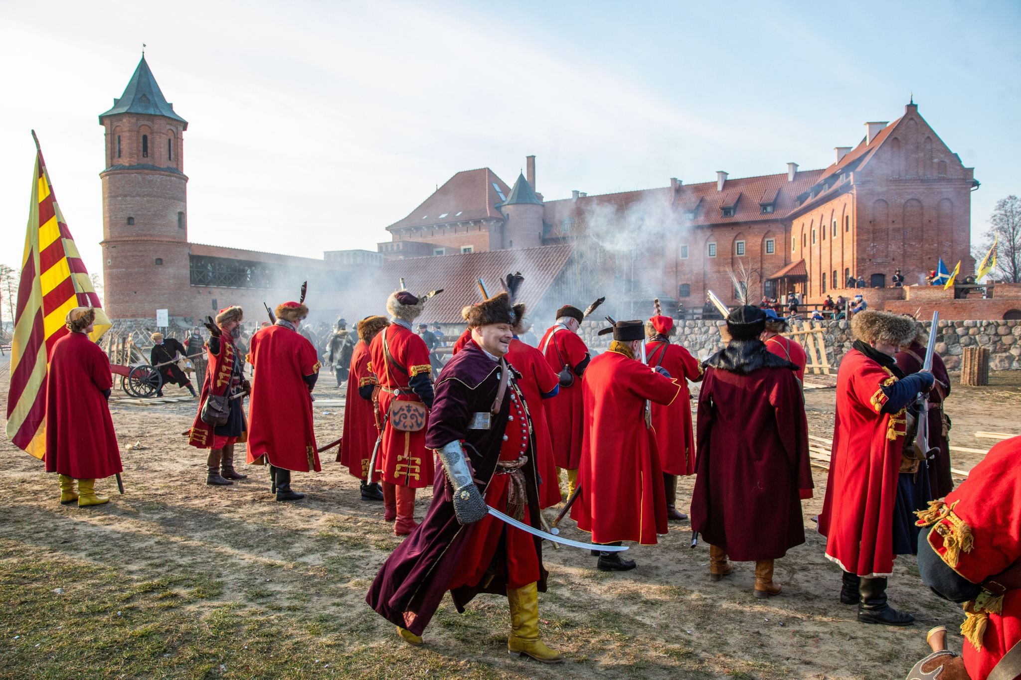 Inscenizacja szturmu zamku w Tykocinie w czasach Potopu szwedzkiego, fot. PAP/Marcin Onufryjuk