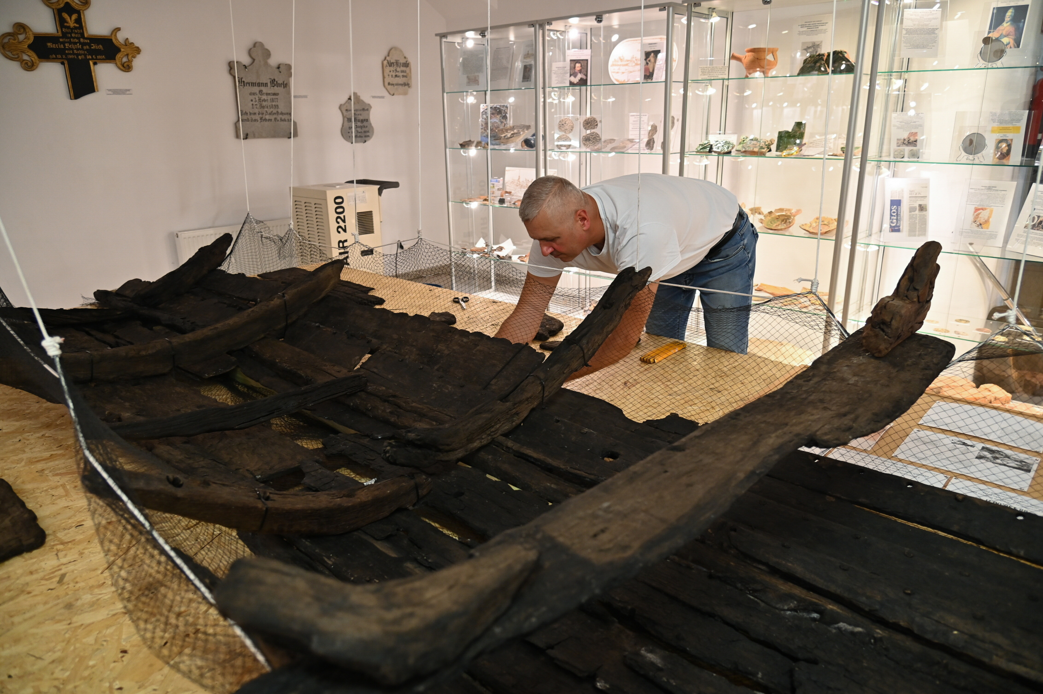 Muzeum w Kamieniu Pomorskim składa fragmenty wczesnośredniowiecznej łodzi. Fot. PAP/Marcin Bielecki