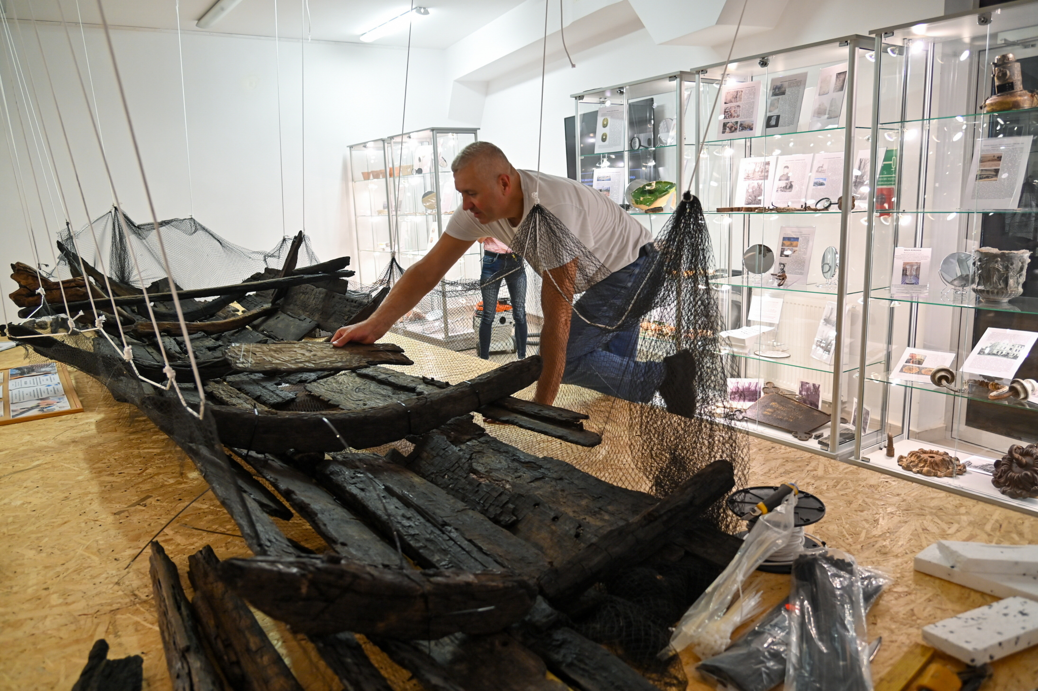 Muzeum w Kamieniu Pomorskim składa fragmenty wczesnośredniowiecznej łodzi. Fot. PAP/Marcin Bielecki