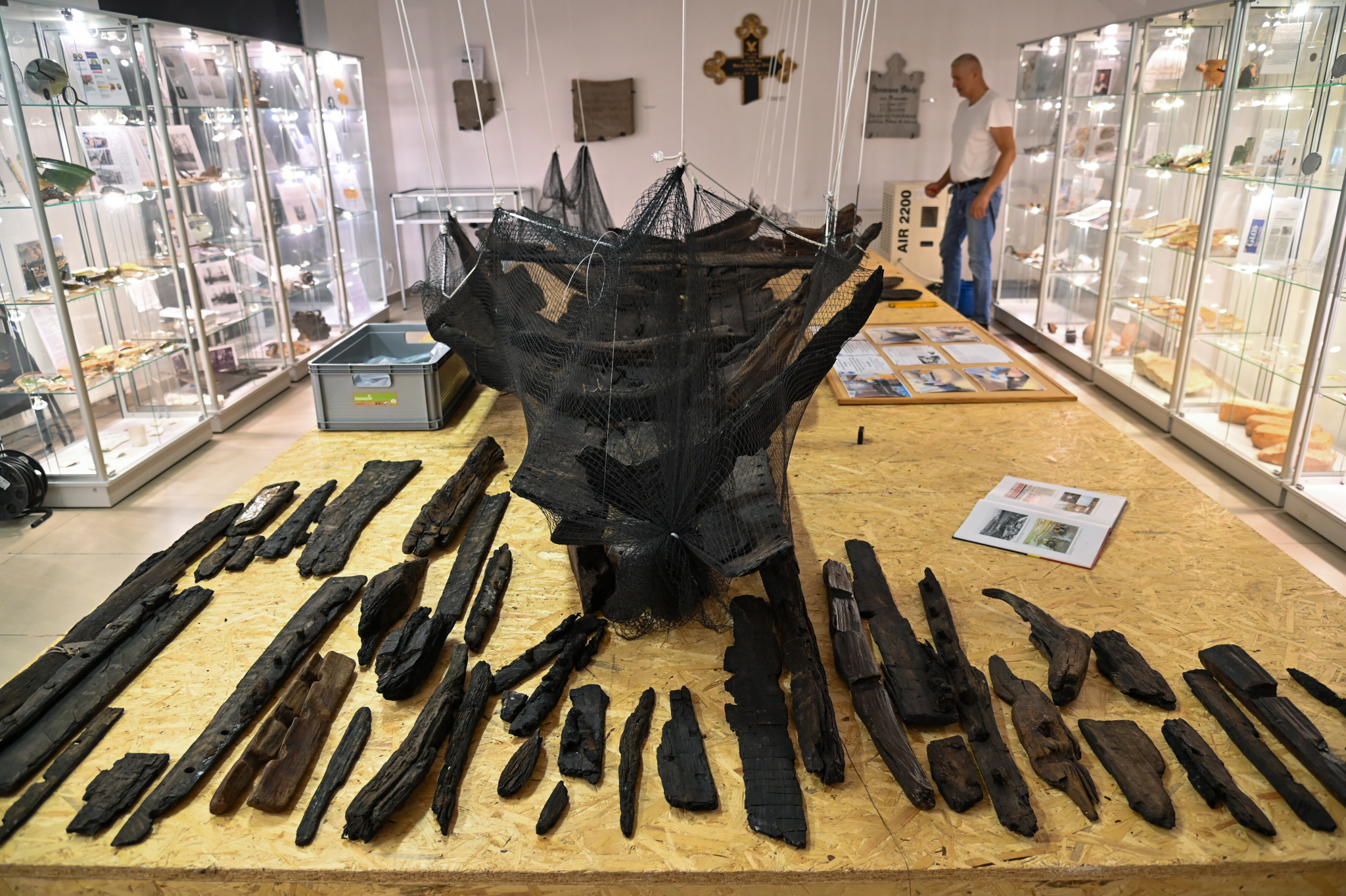 Muzeum w Kamieniu Pomorskim składa fragmenty wczesnośredniowiecznej łodzi. Fot. PAP/Marcin Bielecki