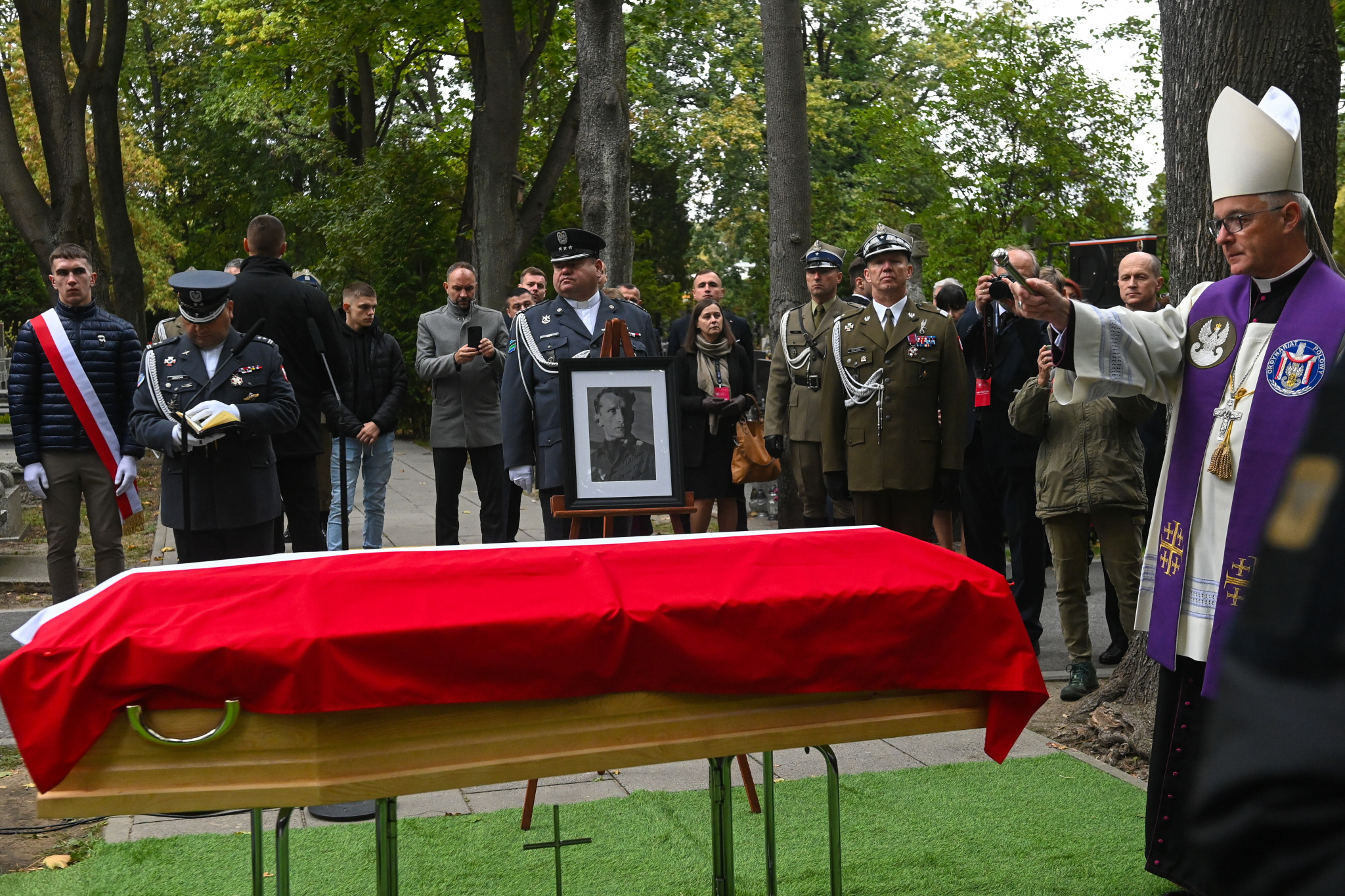 Biskup polowy Wojska Polskiego Wiesław Lechowicz na uroczystościach pogrzebowych Sergiusza Piaseckiego na Cmentarzu Wojskowym na Powązkach w Warszawie. Fot. PAP/Piotr Nowak