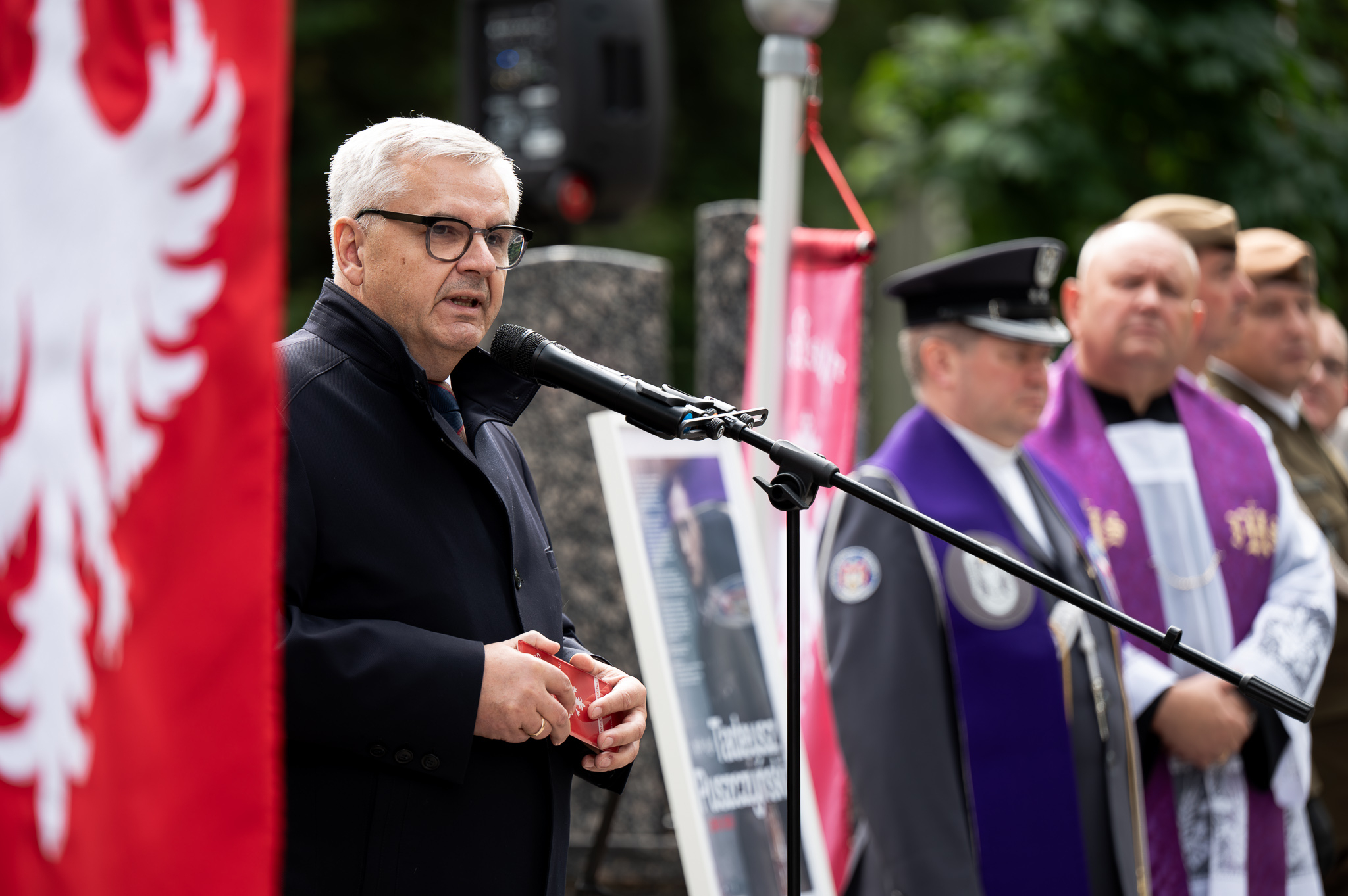 Andrzej Sznajder, dyrektor katowickiego oddziału IPN oznaczył znakiem pamięci „Tobie Polsko” grób Tadeusza Puszczyńskiego. Fot. Krzysztof Łojko/IPN