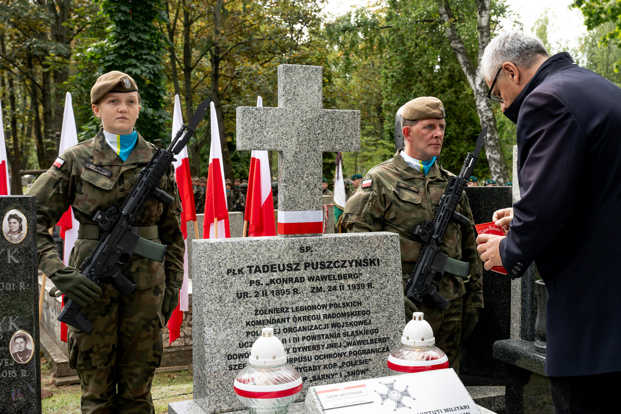 Andrzej Sznajder, dyrektor katowickiego oddziału IPN oznaczył znakiem pamięci „Tobie Polsko” grób Tadeusza Puszczyńskiego. Fot. Krzysztof Łojko/IPN