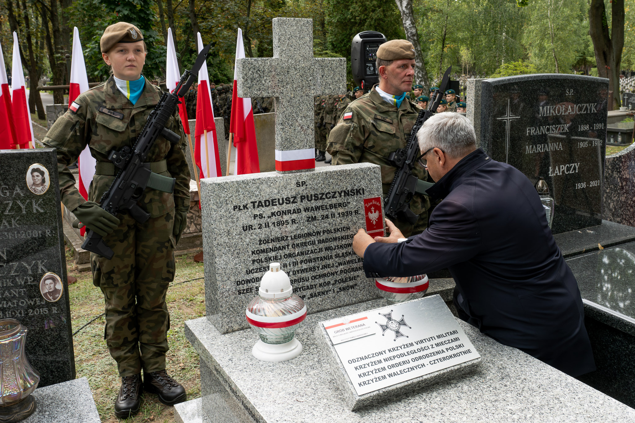 Andrzej Sznajder, dyrektor katowickiego oddziału IPN oznaczył znakiem pamięci „Tobie Polsko” grób Tadeusza Puszczyńskiego. Fot. Krzysztof Łojko/IPN