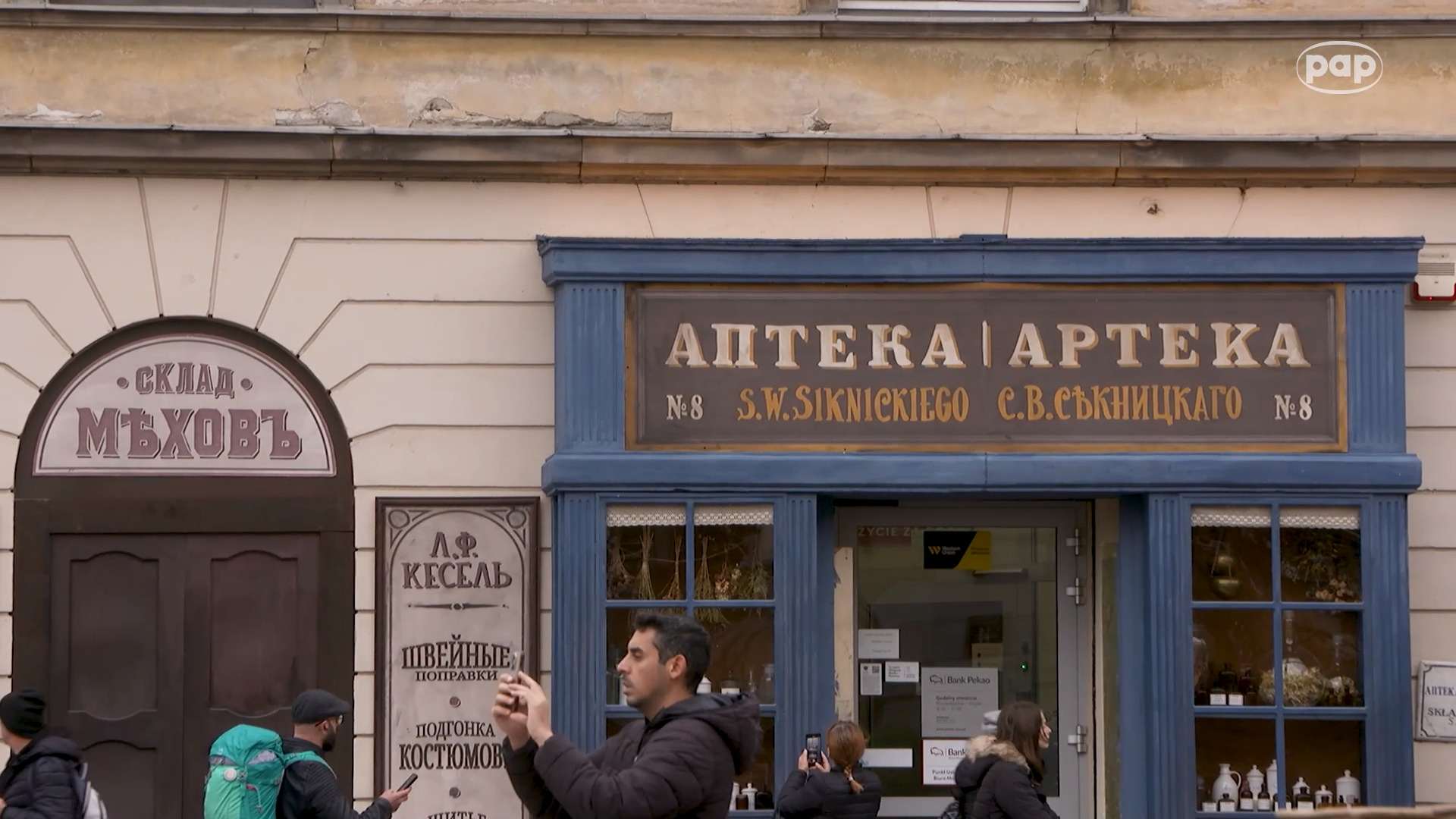 Na Krakowskim Przedmieściu powstała imponująca scenografia do nowej ekranizacji „Lalki”. Fot. PAP/Mateusz Weber
