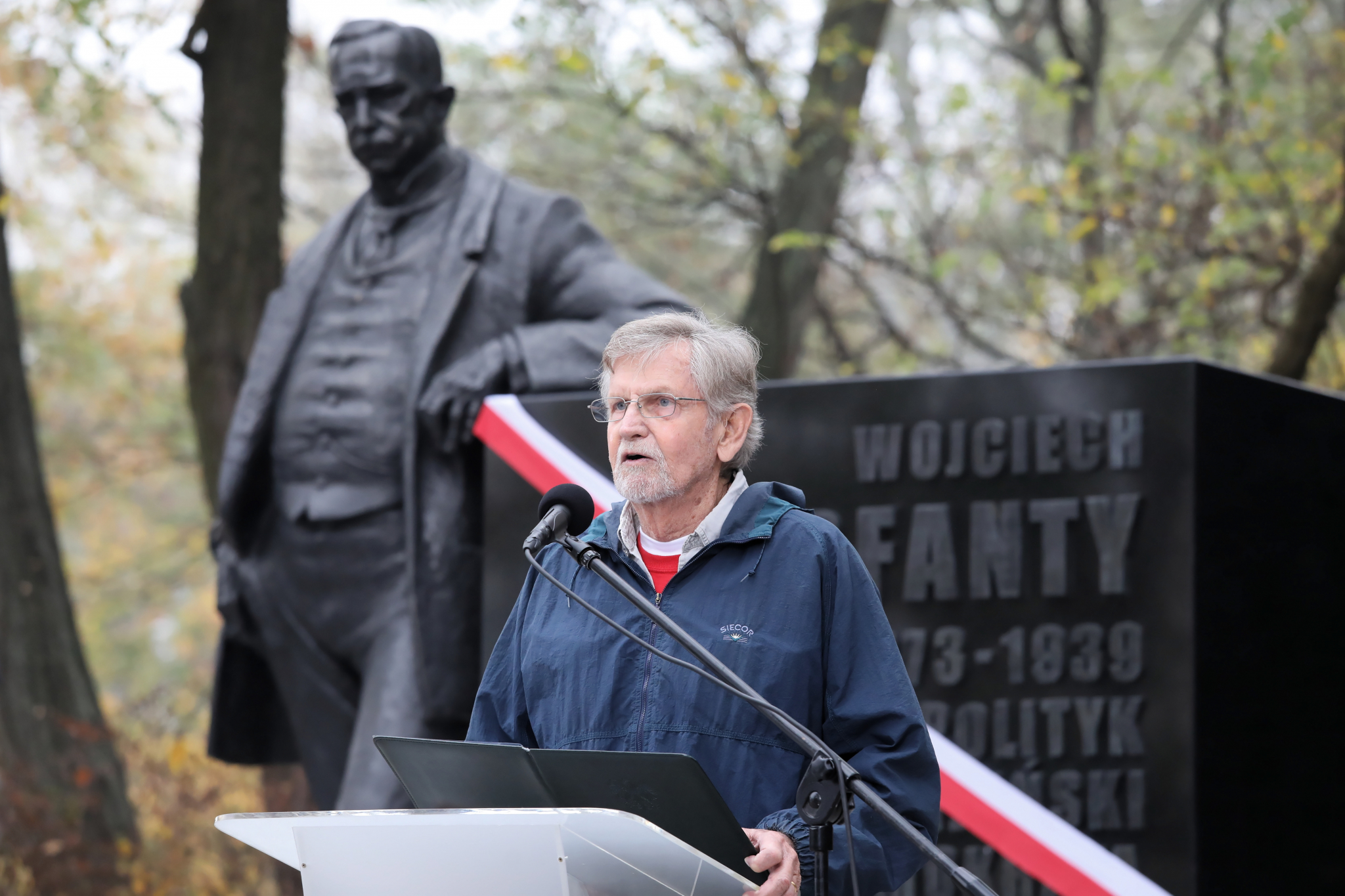 Feliks Korfanty przed pomnikiem Wojciecha Korfantego w Warszawie, 25 października 2019 r. Fot. PAP/Tomasz Gzell