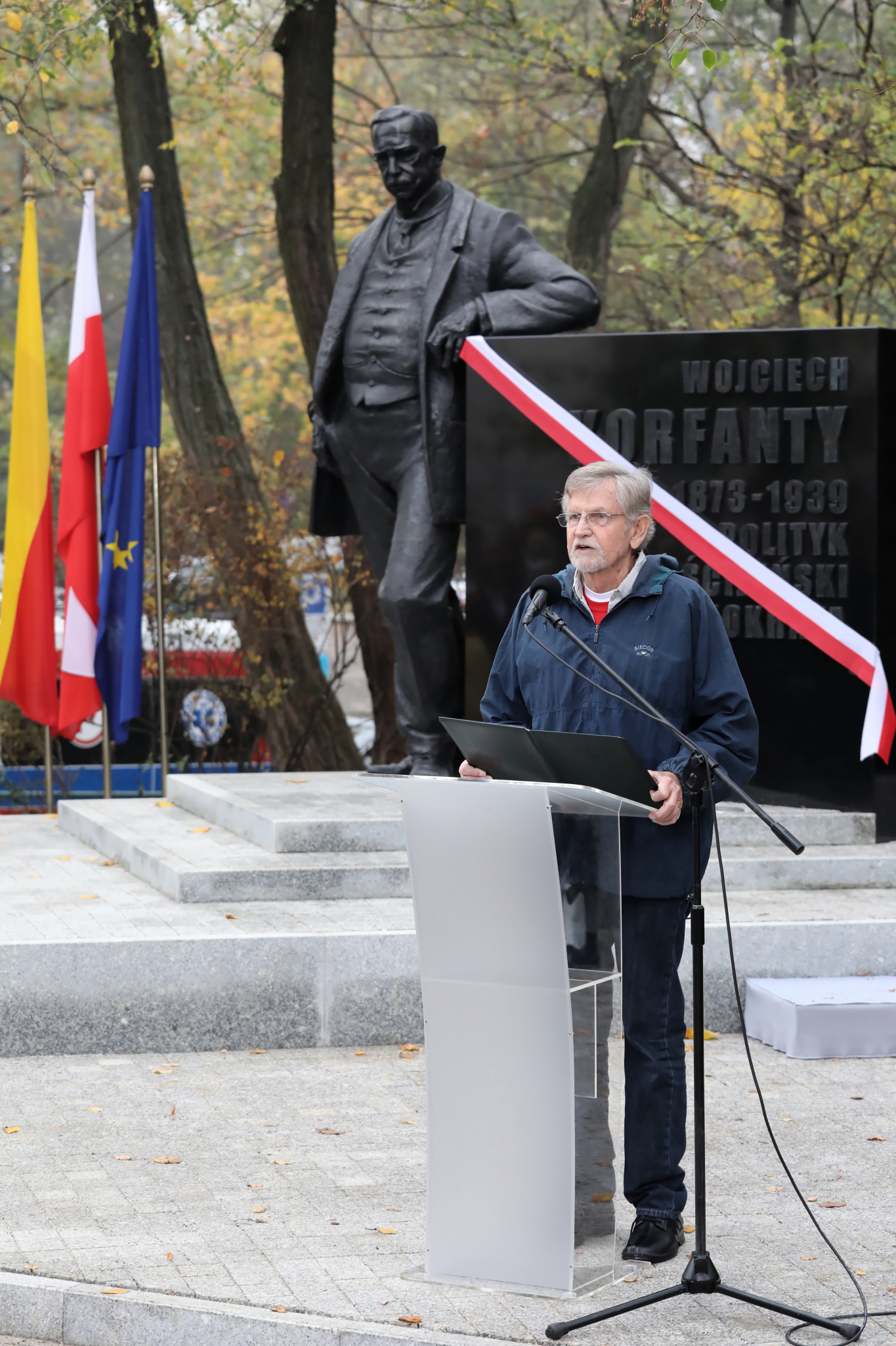 Feliks Korfanty przed pomnikiem Wojciecha Korfantego w Warszawie, 25 października 2019 r. Fot. PAP/Tomasz Gzell