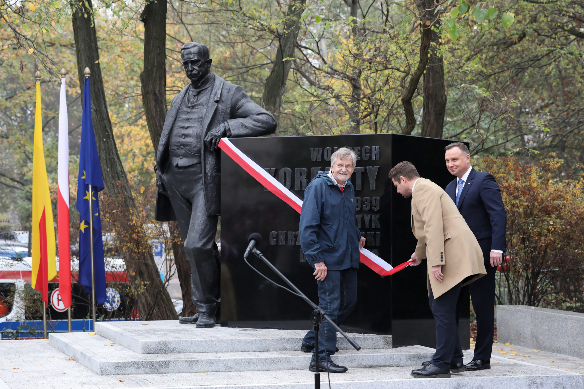 Feliks Korfanty, prezydent RP Andrzej Duda i prezydent Warszawy Rafał Trzaskowski przed pomnikiem Wojciecha Korfantego w Warszawie, 25 października 2019 r. Fot. PAP/Tomasz Gzell