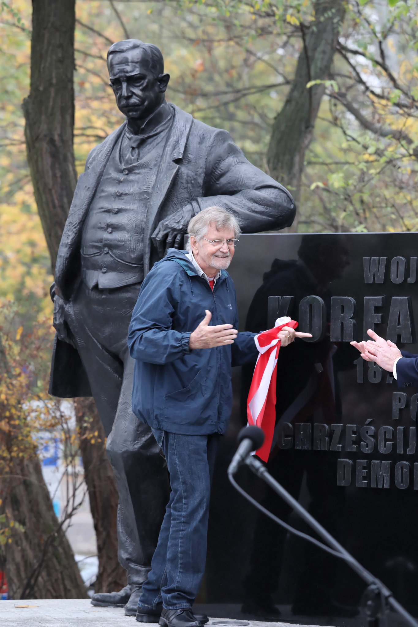 Feliks Korfanty przed pomnikiem Wojciecha Korfantego w Warszawie, 25 października 2019 r. Fot. PAP/Tomasz Gzell