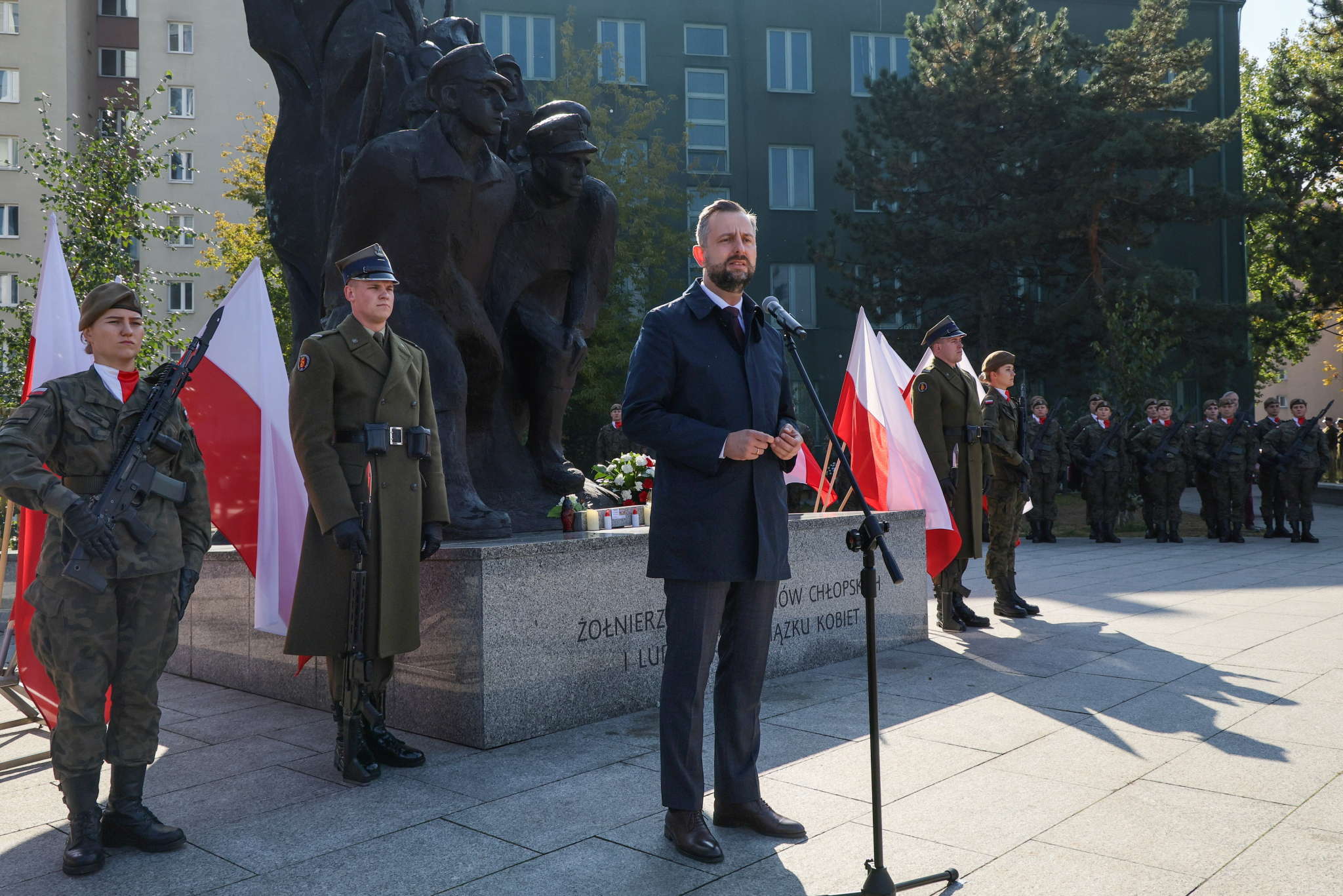 Wicepremier, minister obrony narodowej Władysław Kosiniak-Kamysz przed Pomnikiem Żołnierzy Batalionów Chłopskich w Warszawie. Fot. PAP/Paweł Supernak