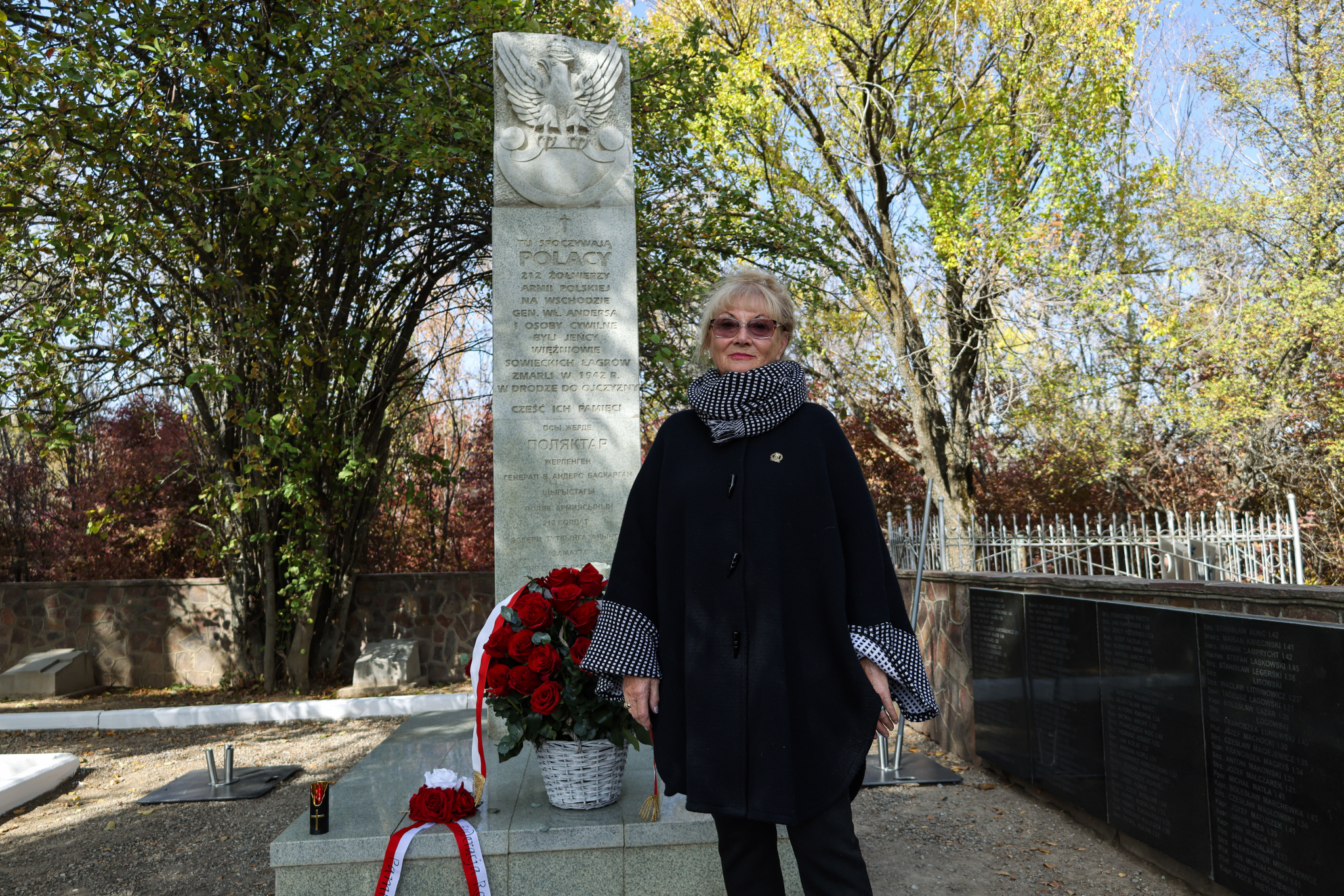 Raisa Podhorodecka na polskim cmentarzu w miejscowości Szokpak Baba w Kazachstanie. Fot. PAP/Albert Zawada