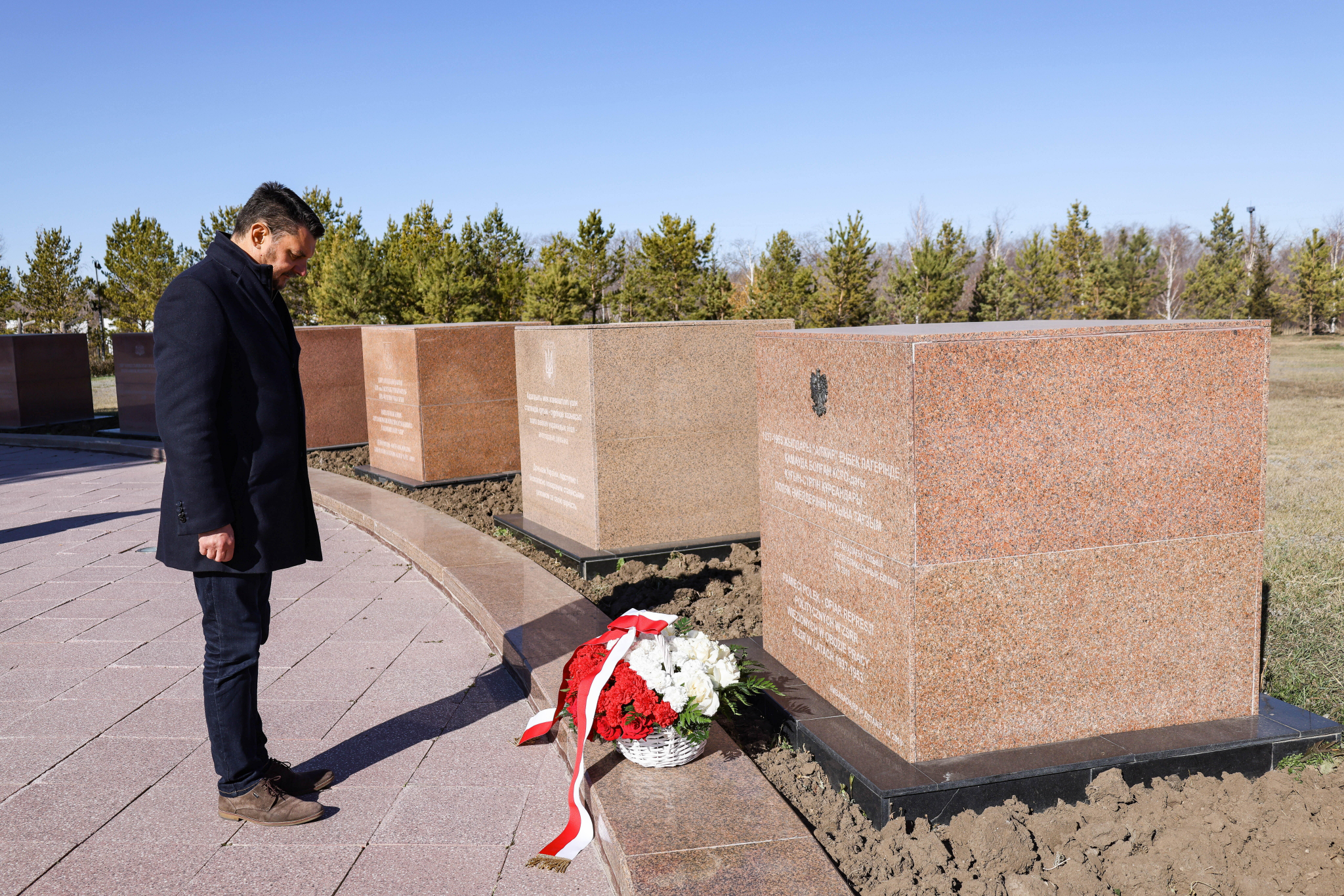 Lech Parell, szef Urzędu do Spraw Kombatantów i Osób Represjonowanych w stolicy Kazachstanu Astanie zwiedził Muzeum Ofiar Represji Politycznych i Totalitaryzmu. Fot. PAP/Albert Zawada