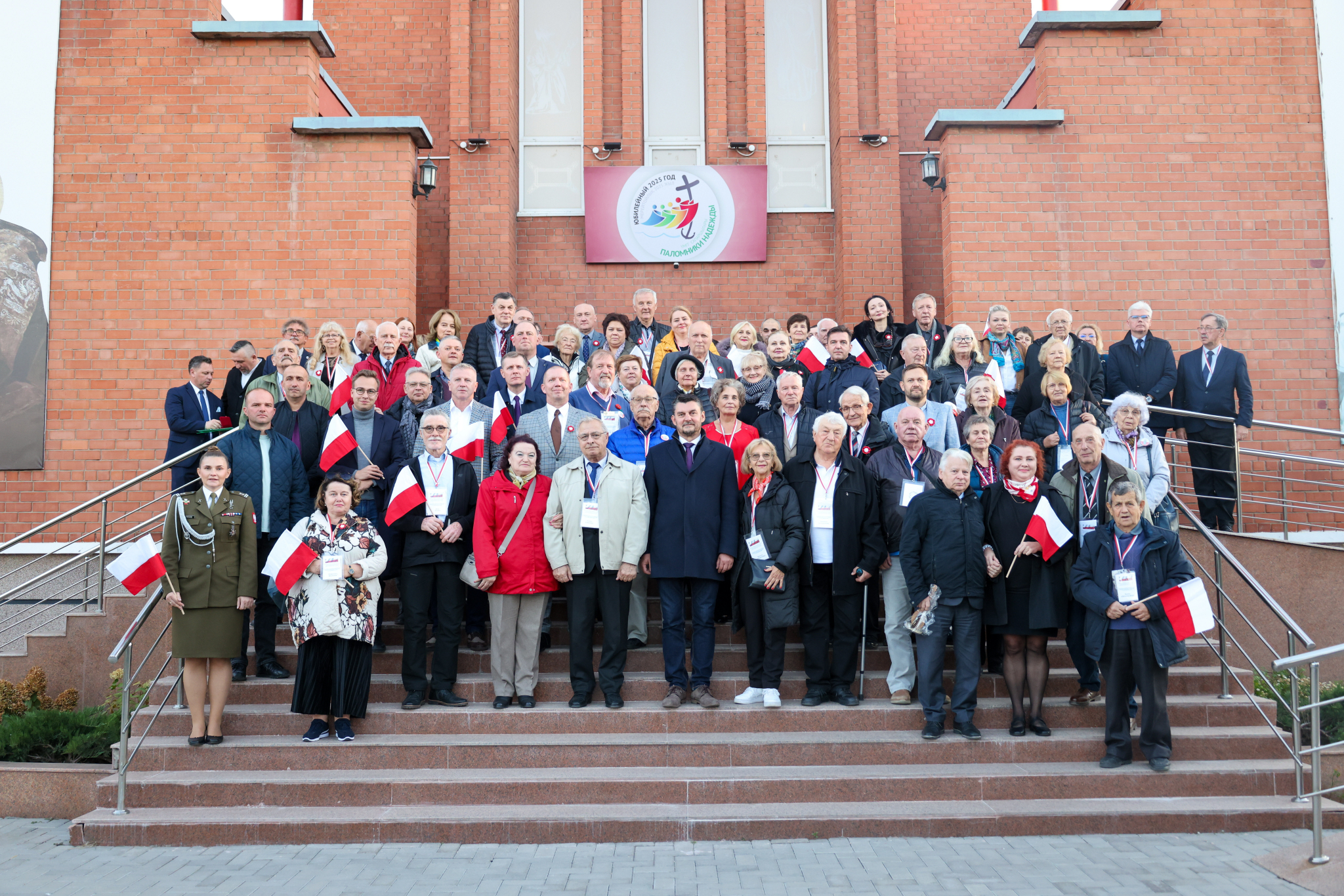 Lech Parell, szef Urzędu do Spraw Kombatantów i Osób Represjonowanych w stolicy Kazachstanu Astanie na spotkaniu z Polonią przed katedrą. Fot. PAP/Albert Zawada