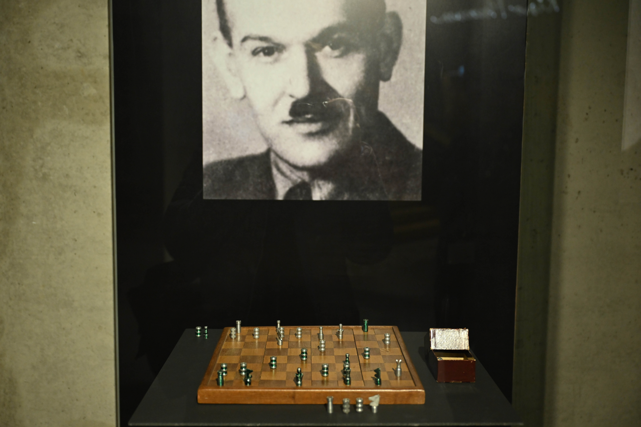 Bierki szachowe wykonane w niemieckim obozie przez oficera AK trafiły do Muzeum II Wojny Światowej. Fot. PAP/Adam Warżawa