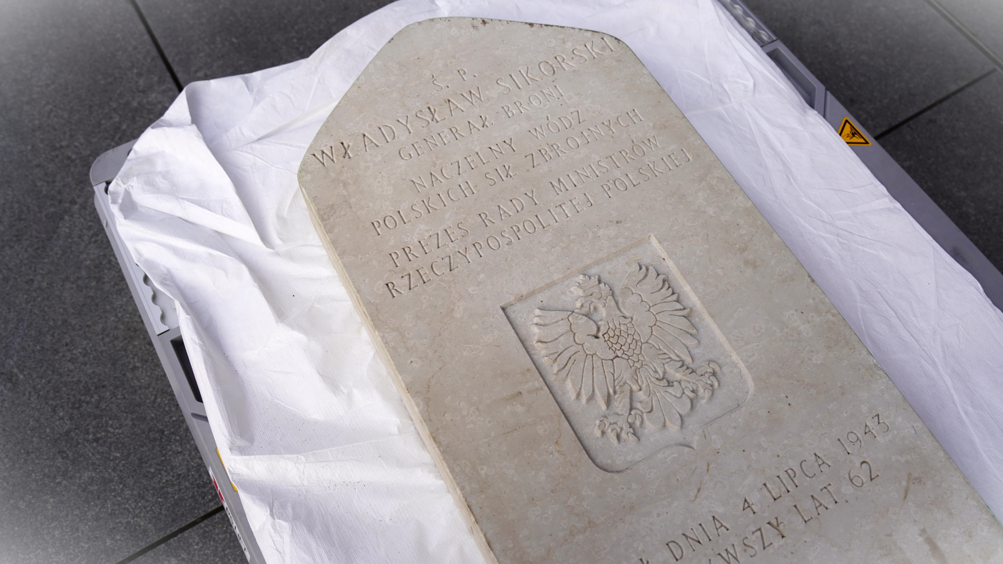 Oryginalna płyta z nagrobka Władysława Sikorskiego przekazana do zbiorów Muzeum Historii Polski. Fot. MHP