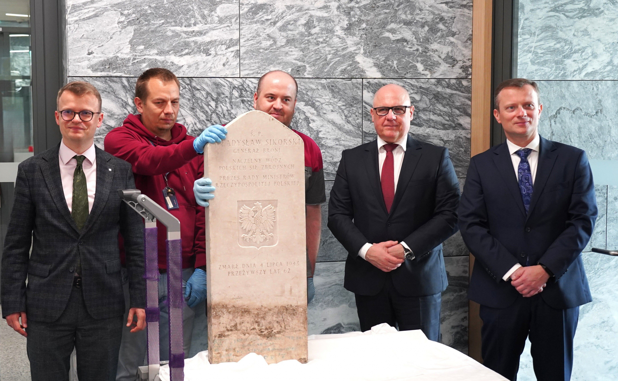 Oryginalna płyta z nagrobka Władysława Sikorskiego przekazana do zbiorów Muzeum Historii Polski. Fot. MHP