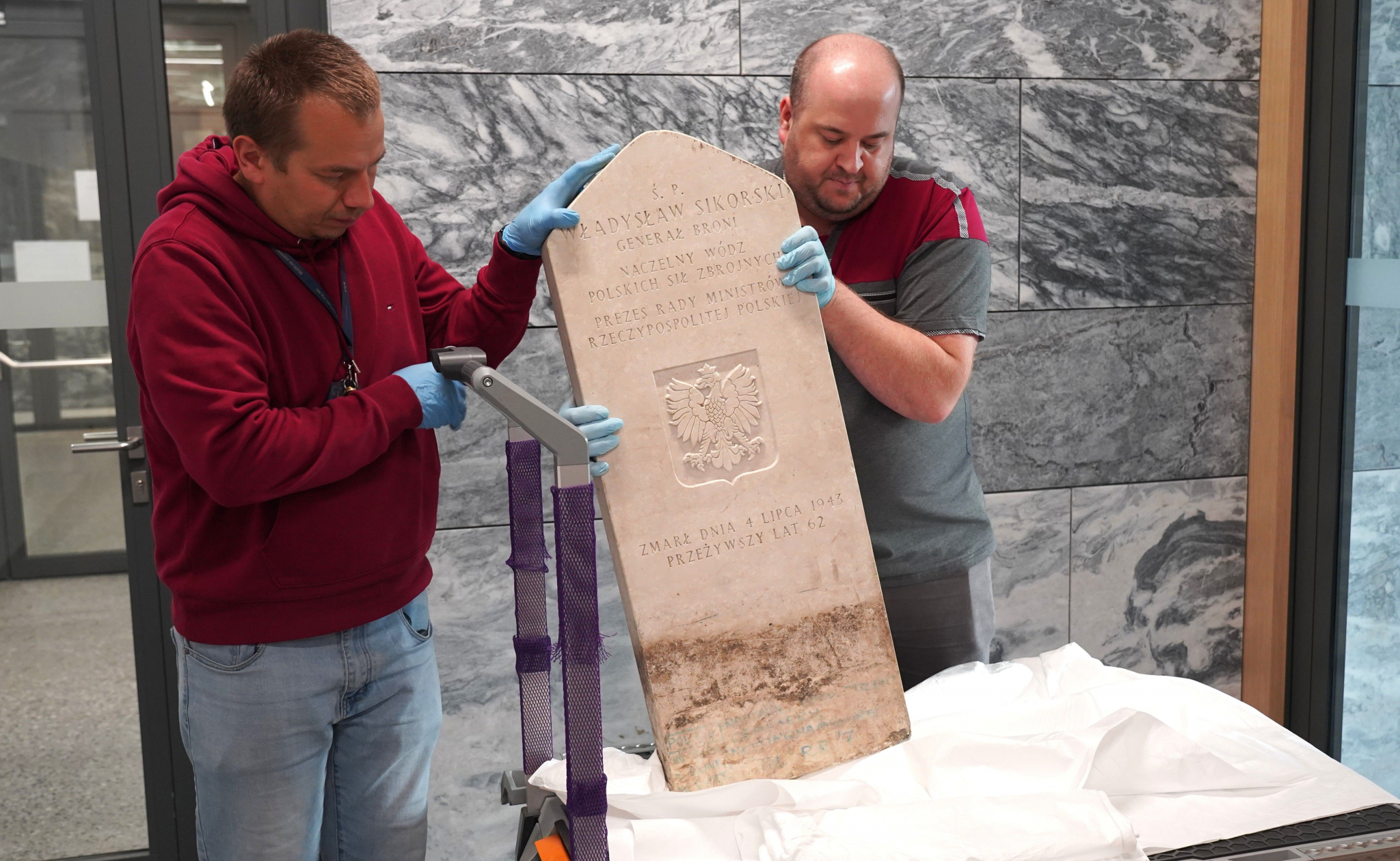 Oryginalna płyta z nagrobka Władysława Sikorskiego przekazana do zbiorów Muzeum Historii Polski. Fot. MHP