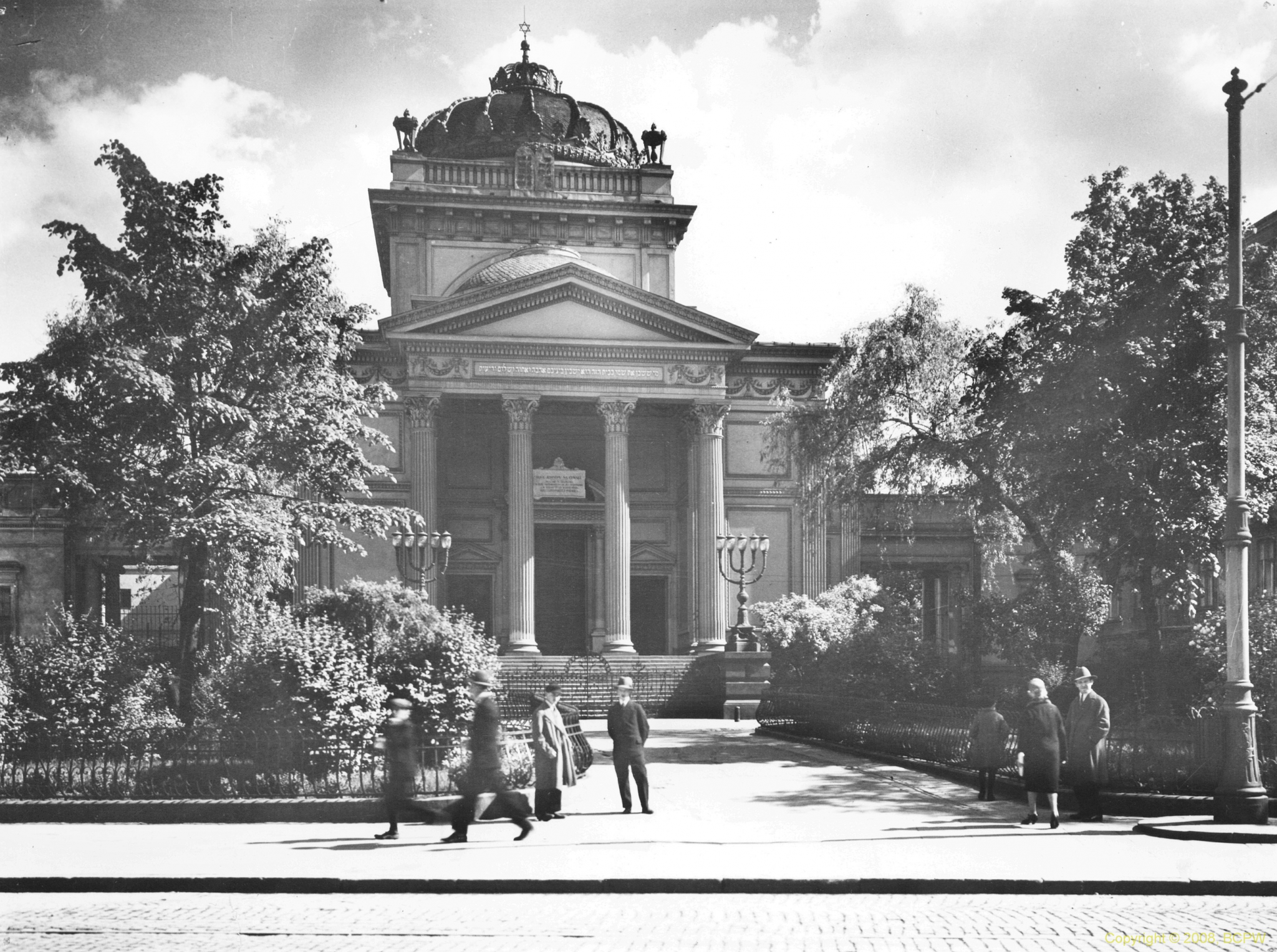 Wielka Synagoga w Warszawie zniszczona po spacyfikowaniu powstania w getcie warszawskim w 1943 roku. Fot. domena publiczna/wystawa w Muzeum Galicja