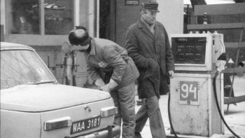 Pierwszy dzień sprzedaży benzyny podczas stanu wojennego. 1 II 1982 r. Fot. PAP/CAF/M. Broniarek