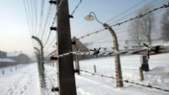 Ogrodzenie z drutu kolczastego b. niemieckiego obozu koncentracyjnego Auschwitz. Fot. PAP/L. Szymański