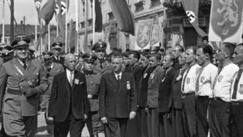Gubernator Hans Frank przechodzi przed oddziałem ochotników SS "Galizien" we Lwowie. 06.1943. Fot. NAC