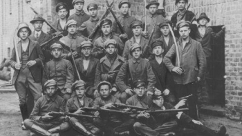  III powstanie śląskie - grupa powstańców uzbrojonych w karabiny i szable oraz pistolety Parabellum P-08. Fot. NAC
