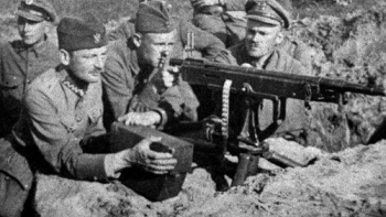 Żołnierze przy stanowisku polskich karabinów maszynowych podczas akcji w rejonie Radzymina. Warszawa 1920 Fot. PAP/Arch.