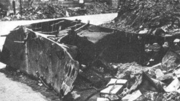 Wrak niemieckiego opancerzonego transportera, który wybuchł 13 sierpnia 1944 r. na Podwalu. Źródło: Wikimedia Commons 