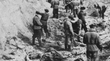 Katyń, 04.1943 r. Ekshumacja zwłok polskich oficerów zamordowanych w 1940 r. Fot. PAP/CAF/Archiwum