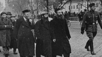 Żydzi eskortowani w drodze do pracy na Krakowskim Przedmieściu. 03.1940. Źródło: IPN 
