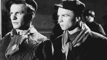 Kadr z filmu „Pokolenie” - aktorzy Tadeusz Łomnicki i Ryszard Kotys. Fot. PAP/CAF