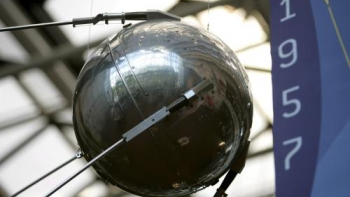 Model pierwszego sztucznego satelity Sputnika I w Narodowym Muzeum Lotnictwa i Przestrzeni Kosmicznej w Waszyngtonie. Fot. PAP/EPA