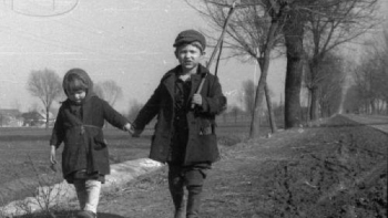 Dzieci z mazowieckiej wsi. 1949.03. Fot. PAP