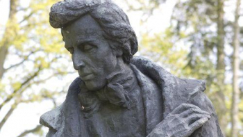 Pomnik Fryderyka Chopina w Żelazowej Woli. Fot. PAP/P. Kula