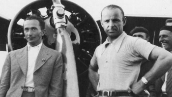 Jerzy Bajan i Gustaw Pokrzywka na międzynarodowych zawodach lotniczych Challenge 1934 r. W Warszawie. Fot. NAC