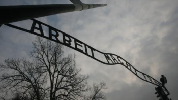 Napis „Arbeit macht frei” nad bramą wjazdową do KL Auschwitz. Fot. PAP/J. Bednarczyk