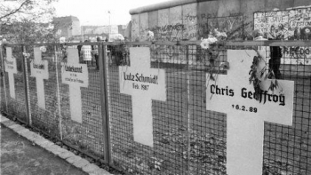 Krzyże w Berlinie Zach. z nazwiskami osób, które zginęły podczas próby przekroczenia muru berlińskiego. Fot. PAP/J.Undro