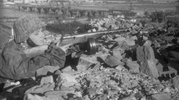 Plan zdjęciowy filmu „Miasto nieujarzmione” na warszawskim Starym Mieście. Wrzesień 1948 r. Fot. PAP/CAF
