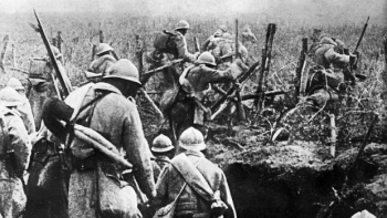 Francuscy żołnierze podczas bitwy pod Verdun. 1916 r. Źródło: Wikimedia Commons