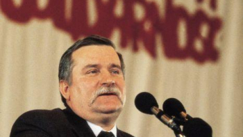 Wystąpienie Lecha Wałęsy podczas II Krajowego Zjazdu Delegatów NSZZ „Solidarność”. Fot. PAP/I. Sobieszczuk