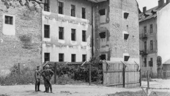 Tylny dziedziniec II więzienia NKWD we Lwowie. Czerwiec 1941 r. Fot. NAC