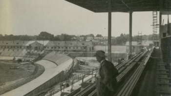 Widok z trybun ogólnych na stronę południową stadionu Legii Warszawa. Sierpień 1930 r. Fot. CAW