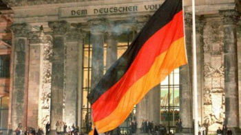  Uroczystości przed gmachem Reichstagu w Berlinie. 3 października 1990 r. Fot. PAP/EPA