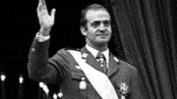 Król Hiszpanii Juan Carlos pozdrawia rodaków z Pałacu Królewskiego w Madrycie. 22.11.1975 r. Fot. PAP/EPA 
