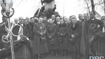 Uroczystości rocznicowe bitwy pod Krzywopłotami przed pomnikiem poległych. 1937 r. Fot. NAC